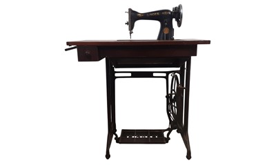 Lot 510 - VINTAGE SINGER TREADLE SEWING MACHINE