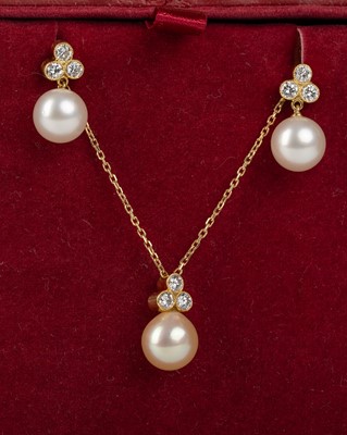 Lot 690 - PEARL AND DIAMOND NECKLACE AND EARRING SET