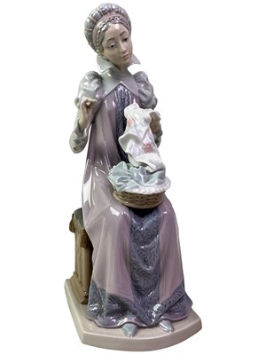Lot 570 - LLADRO FIGURE OF A FEMALE