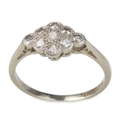 Lot 701 - DIAMOND CLUSTER RING