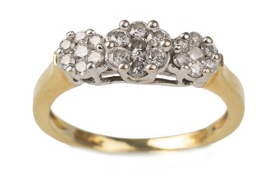 Lot 704 - DIAMOND DAISY CLUSTER RING