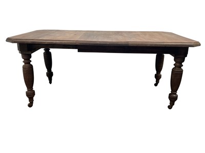 Lot 425 - VICTORIAN OAK EXTENDING DINING TABLE
