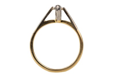 Lot 731 - DIAMOND SOLITAIRE RING