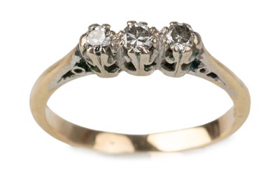 Lot 739 - DIAMOND THREE STONE RING