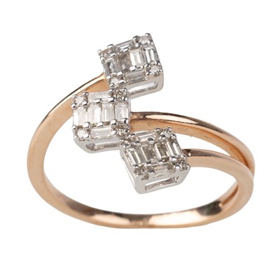 Lot 741 - DIAMOND DRESS RING
