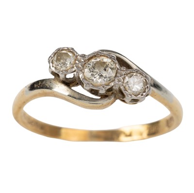 Lot 450A - DIAMOND THREE STONE RING