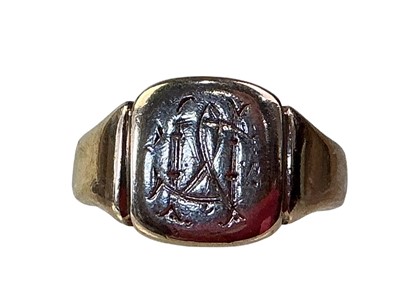 Lot 651 - VICTORIAN GOLD SIGNET RING