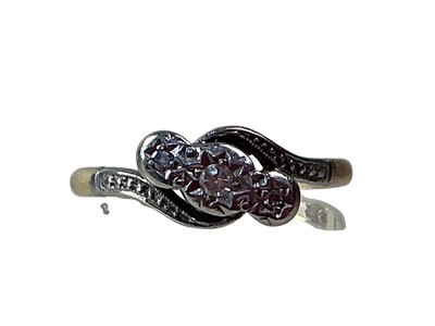 Lot 652 - DIAMOND THREE STONE CROSSOVER RING