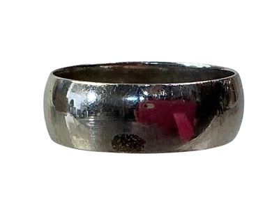 Lot 654 - WHITE GOLD WEDDING RING