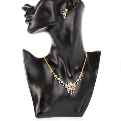 Lot 471A - DIAMOND NECKLACE AND EARRING SET