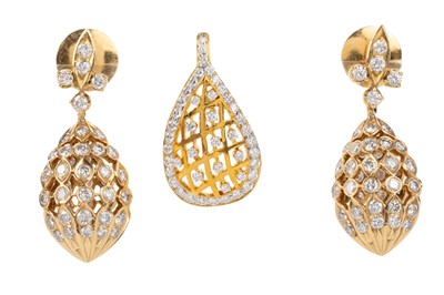 Lot 492A - PAIR OF DIAMOND EARRINGS AND A SIMILAR PENDANT