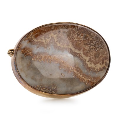 Lot 401 - AGATE BROOCH