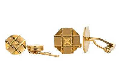 Lot 402 - PAIR OF GOLD CUFFLINKS AND A TIE PIN