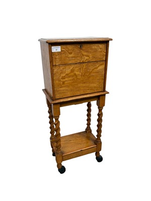 Lot 25 - OAK SEWING BOX