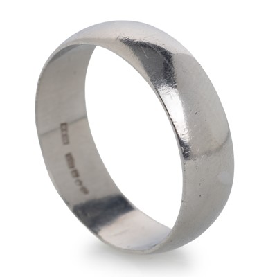 Lot 404 - PLATINUM WEDDING RING