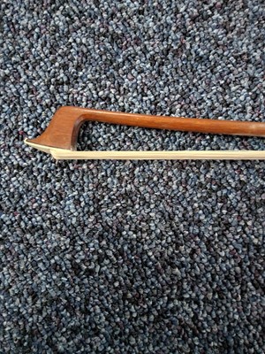 Lot 1009 - SILVER MOUNTED VIOLIN BOW
