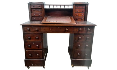 Lot 198 - VICTORIAN MAHOGANY KNEEHOLE DESK