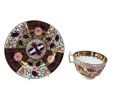 Lot 221 - GROUP OF ENGLISH IMARI BOWLS AND PLATES
