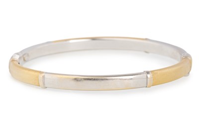Lot 423 - GOLD BICOLOUR BANGLE