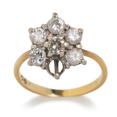 Lot 426 - DIAMOND CLUSTER RING