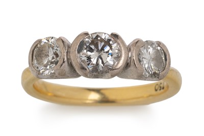 Lot 427 - DIAMOND THREE STONE RING