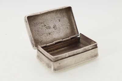 Lot 837 - CHINESE SILVER SNUFF BOX