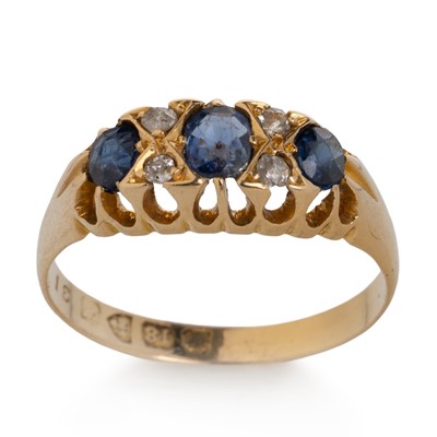 Lot 436 - VICTORIAN SAPPHIRE AND DIAMOND BOAT RING