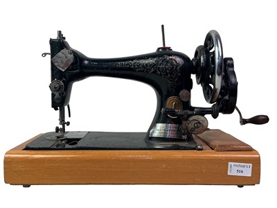 Lot 516 - SINGER SEWING MACHINE