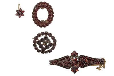 Lot 459 - VICTORIAN GARNET BANGLE