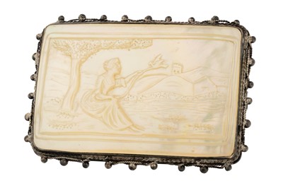 Lot 465 - MOTHER OF PEARL BROOCH