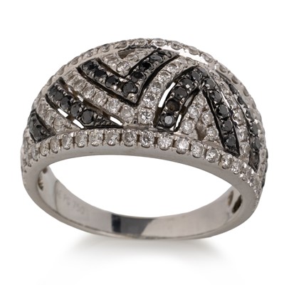 Lot 469 - BLACK AND WHITE DIAMOND DRESS RING