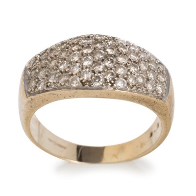 Lot 489 - DIAMOND DRESS RING