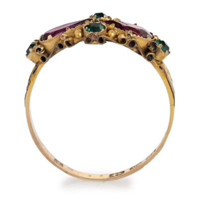 Lot 671 - GARNET RING