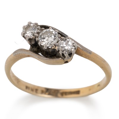 Lot 494 - DIAMOND THREE STONE RING