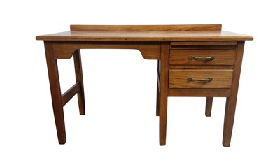 Lot 193 - OAK KNEEHOLE DESK