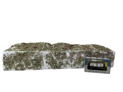 Lot 381 - GROUP OF MODEL RAILWAY ITEMS