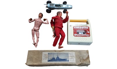 Lot 521 - COLLECTION OF TOYS AND MODELS