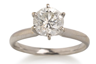 Lot 512 - DIAMOND SOLITAIRE RING