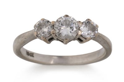 Lot 513 - DIAMOND THREE STONE RING