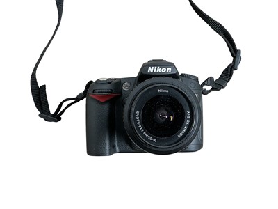 Lot 535 - GROUP OF CAMERAS AND CAMERA EQUIPMENT