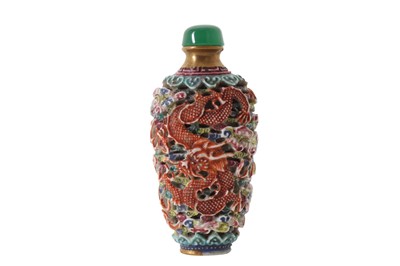 Lot 874 - CHINESE 'DRAGON AND PHOENIX' SNUFF BOTTLE