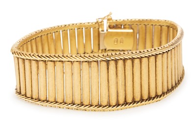 Lot 531 - GOLD BRACELET
