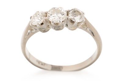 Lot 539 - DIAMOND THREE STONE RING