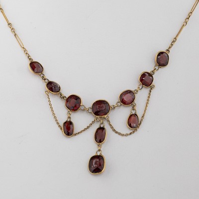 Lot 543 - EDWARDIAN GARNET SWAG NECKLACE