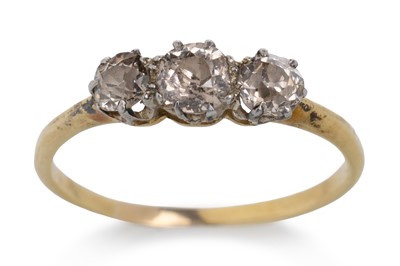 Lot 546 - DIAMOND THREE STONE RING