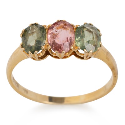 Lot 551 - GEM SET THREE STONE RING