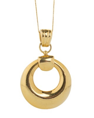 Lot 556 - GOLD CIRCLE PENDANT ON CHAIN