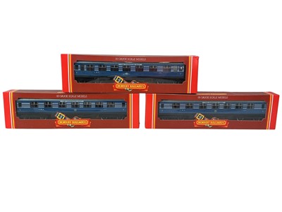 Lot 675 - COLLECTION OF MODEL RAILWAY CARRIAGES AND ACCESSORIES