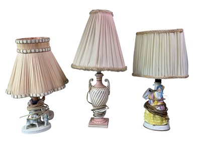 Lot 606 - GROUP OF TABLE LAMPS AND WALL LIGHTS