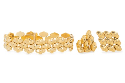 Lot 587 - GOLD BRACELET AND EARRING SET